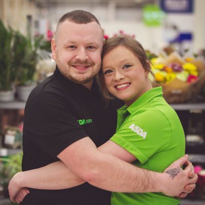 Asda delivery driver Shaun rushes to the scene to save his girlfriends life image